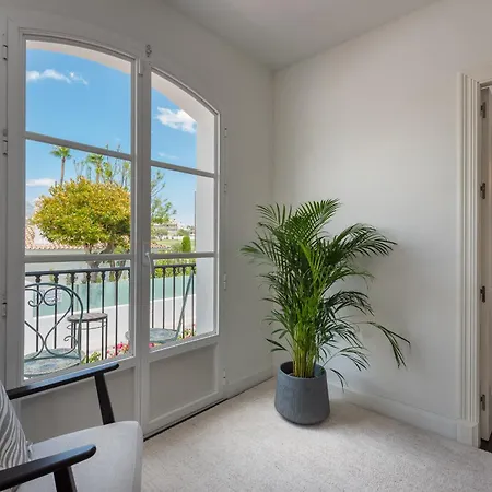 Luxury House With Private Pool And Stunning Interiors