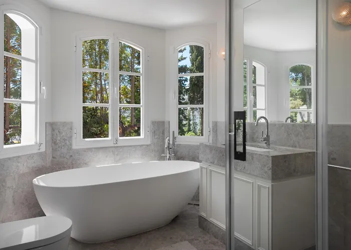 Luxury House With Private Pool And Stunning Interiors *